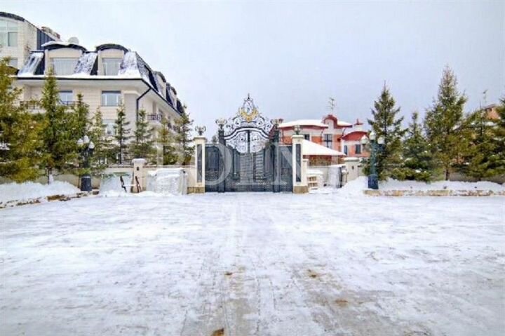 Дом 2100 м² на участке 24 сот.