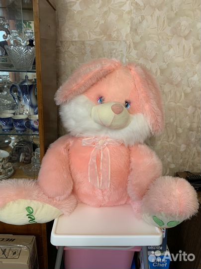 Большой плюшевый заяц