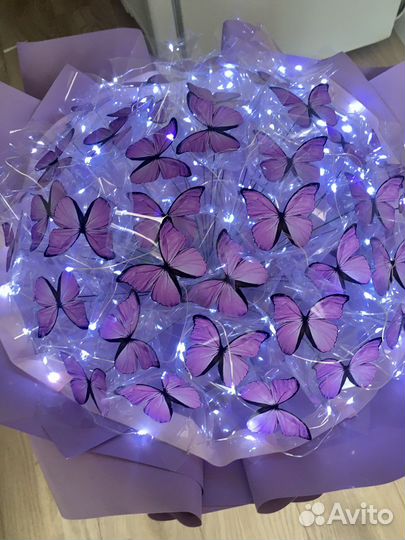 Светящийся букет из 41 бабочки
