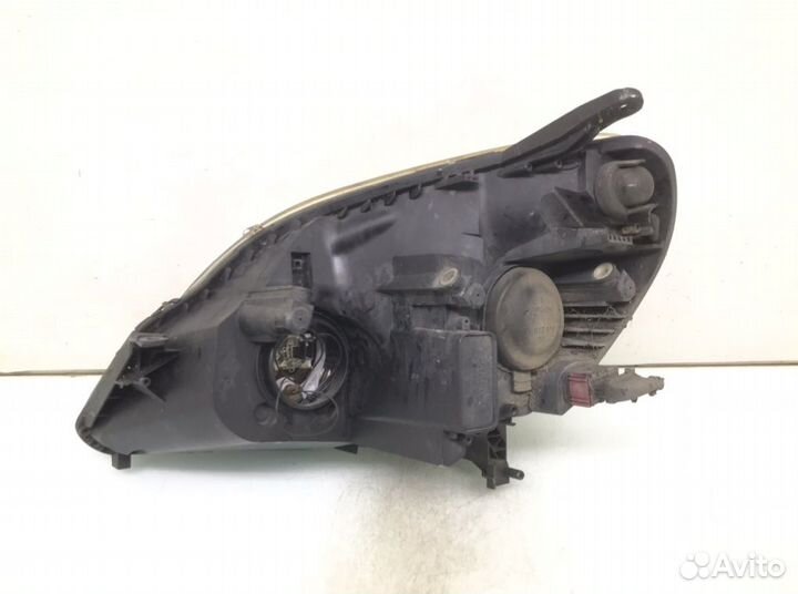 Фара правая Opel Zafira B 1.9 cdti 2009