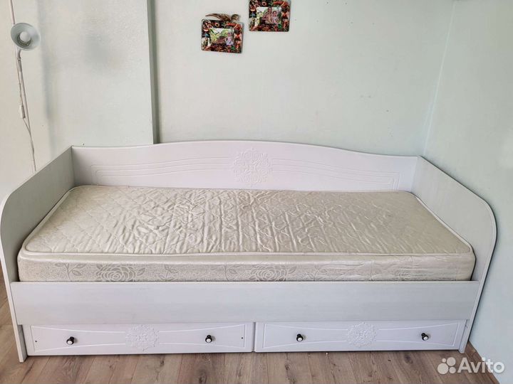 Кровать, шкаф, книжный шкаф