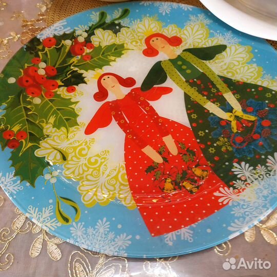 Куча посуды для сервировки стола