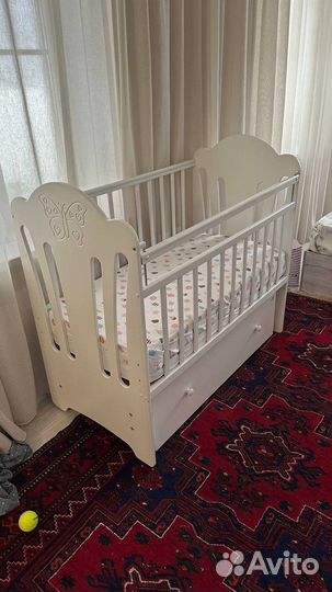 Детская кроватка с маятником