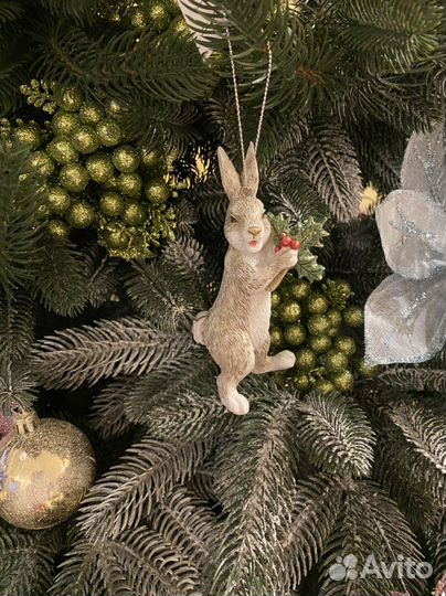 Новогодняя елочная игрушка Заяц с остролистом