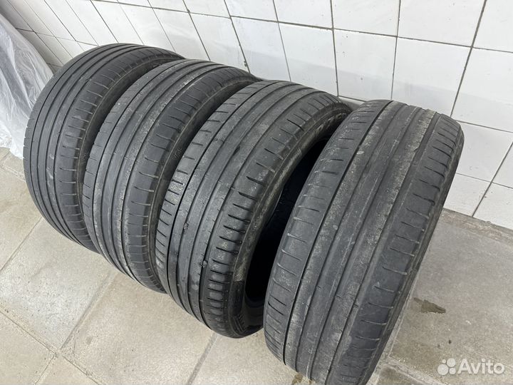 Pirelli P Zero PZ4 235/50 R19 99V