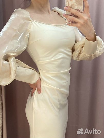 Платье силуетное новое