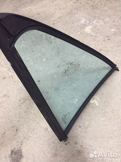 Форточка с уплотнителем Mercedes W210 левая