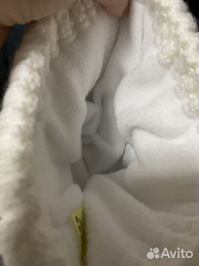 Натуральная белая теплая шапка женская с помпоном