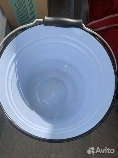 Эмалированное ведро с крышкой