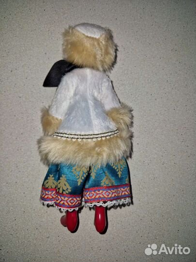 Кукла фарфоровая