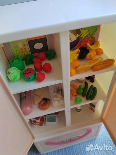 Холодильник с продуктами