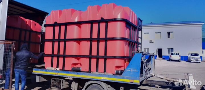 Емкость пластиковая в обрешетке под кас жку воду