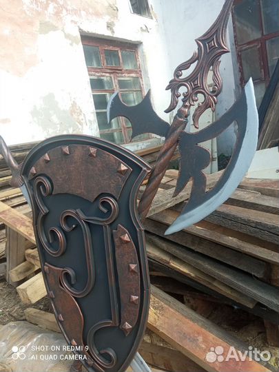 Щит топор меч (интерьер)с инициалами