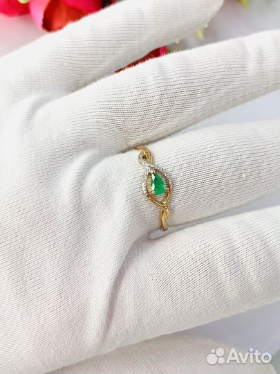 Золотое кольцо с бриллиантами и изумрудом