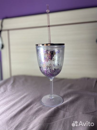 Бокал пластиковый с крышкой и трубочкой