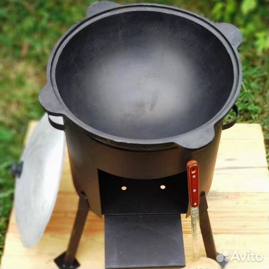 Казан чугунный с учагом (печью) и половником