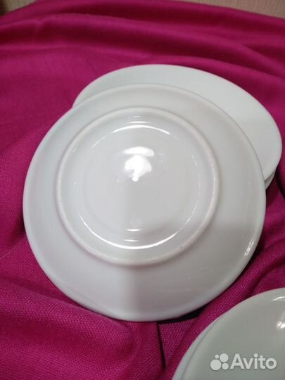 Один лот: Белые блюдца без чашек 16 штук