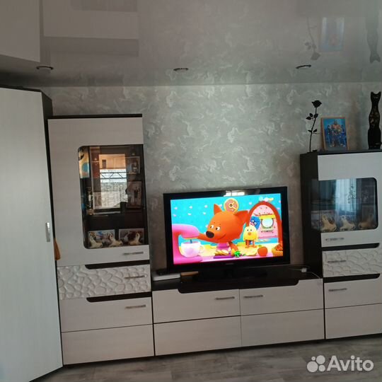 Стенка в гостиную со шкафом купе и телевизор