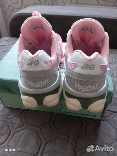 Кроссовки женские