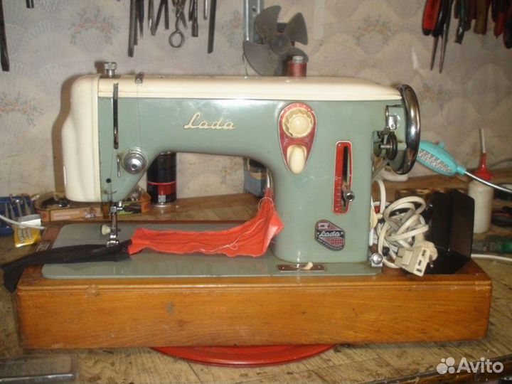Швейная зиг-заг машина лада-236. Чехословакия