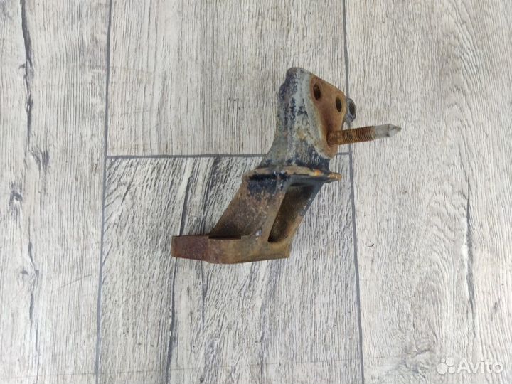 Кронштейн опоры двигателя Carina E 1992-1997