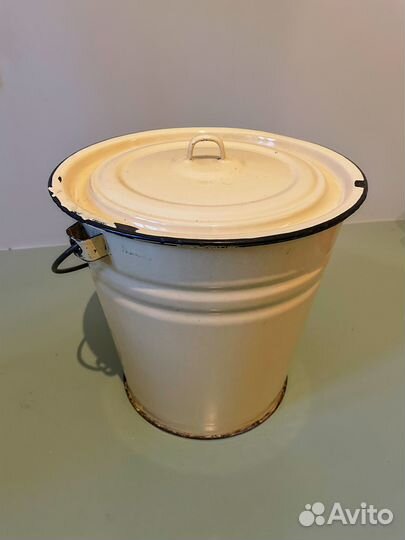 Эмалированное ведро с крышкой