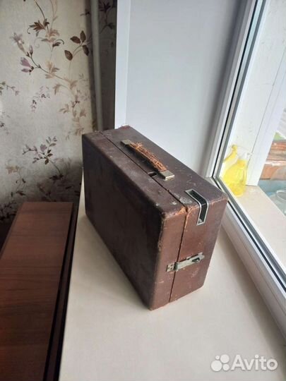 Старинный деревянный чемодан