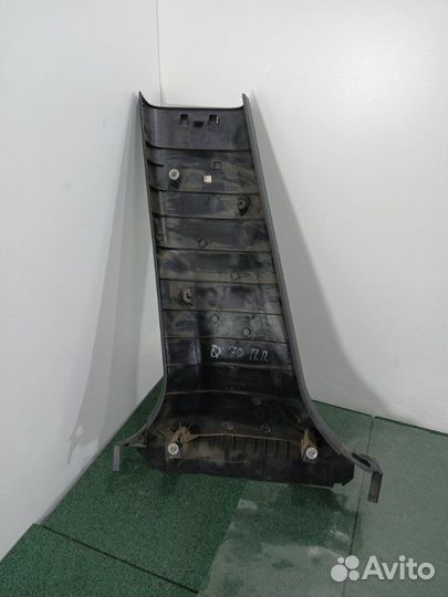 Обшивка средней стойки нижняя правая Infiniti Qx70