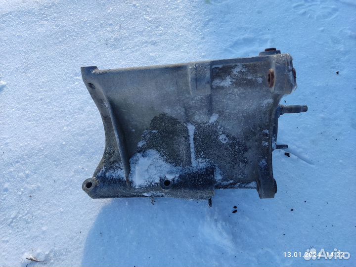 Кронштейн натяжителя Mercedes m111