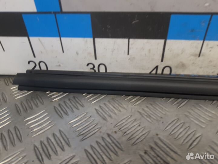 Б/У Накладка стекла переднего правого внутр MB