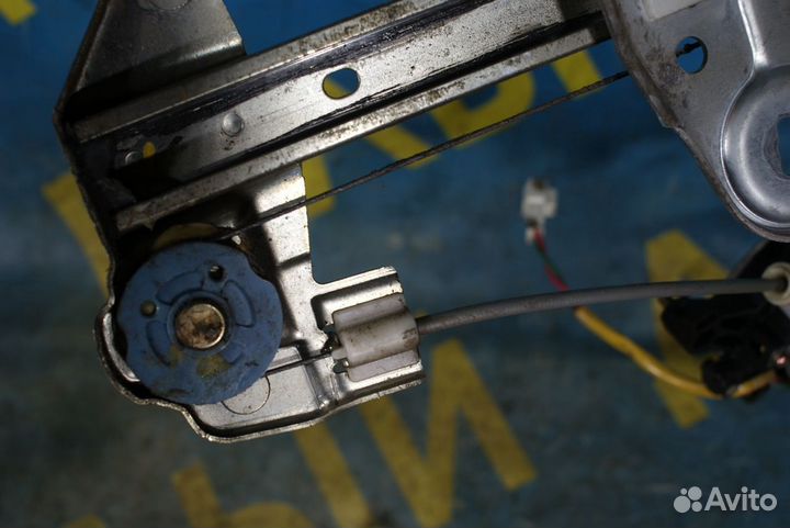 Передний левый стеклоподъемник Toyota Celica T230