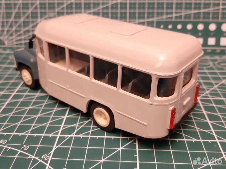 Модель автобуса 1/43 Компаньон