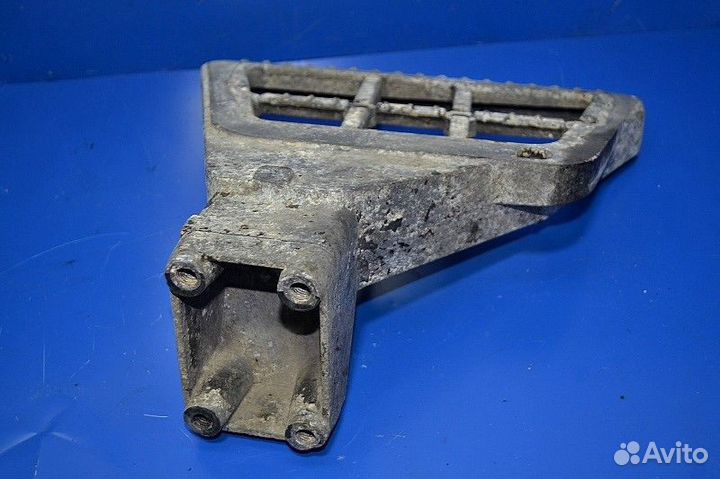 Кронштейн нижней подножки, правый DAF XF105 (01.05