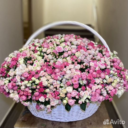 Кустовые розы в корзине