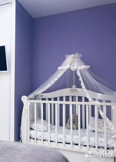 Детская кроватка с маятником