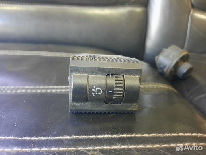 Кнопка корректора фар VW Polo sedan