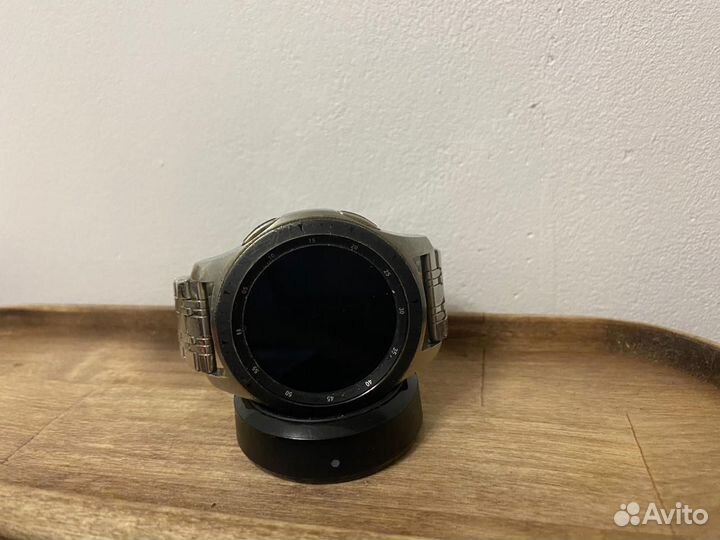 Наручные часы, наушники