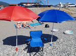 Пляжный зонт и кресло