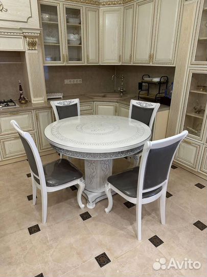 Столы и стулья