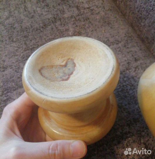 Заготовка из кедра. Яйцо на подставке. Лакированно