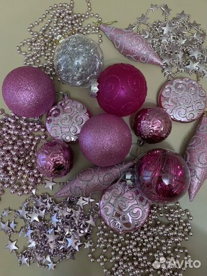 Елочные игрушки в розовом цвете, бусы