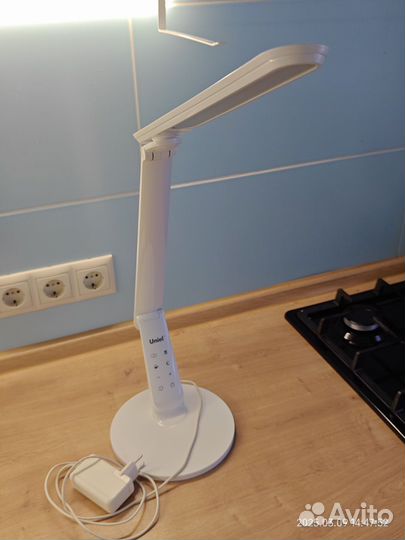 Лампа настольная Uniel белая