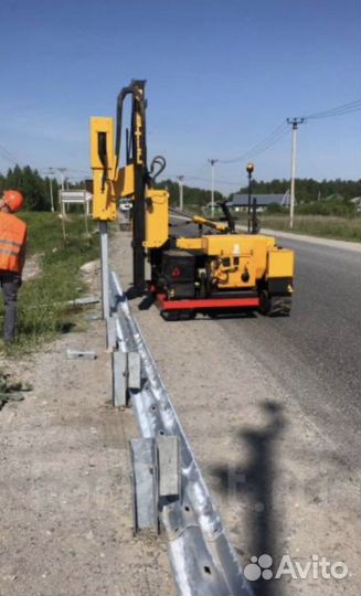 Дорожный рабочий (монтаж барьерного ограждения