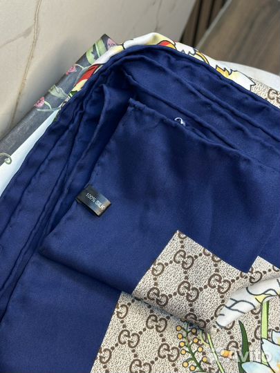 Палантин Gucci в цветочном рисунке