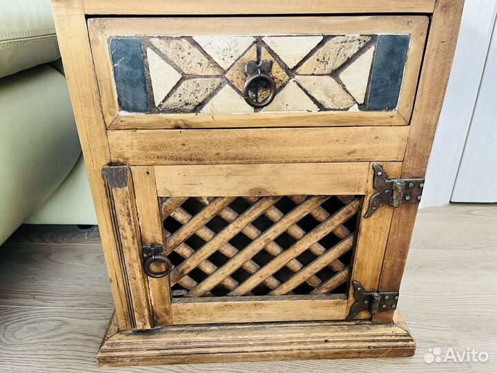 Комод из натурального дерева со ставками