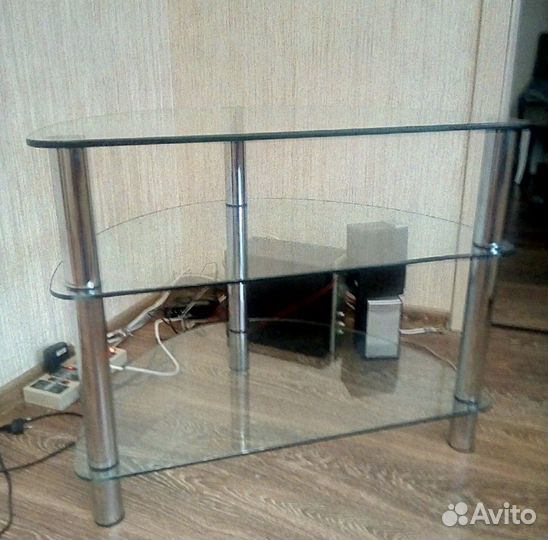 Стеклянный стол под телевизор и аппаратуру