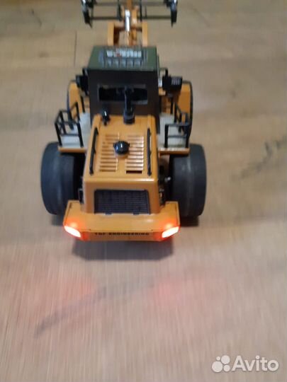 Трактор погрузчик 1:18 Huina RC