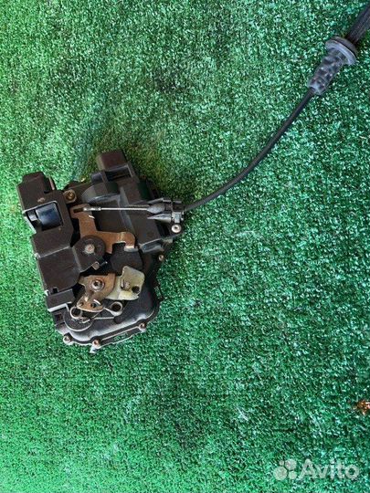 Замок двери передний правый Octavia Golf Bora