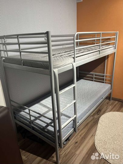 Двухъярусная металлическая кровать