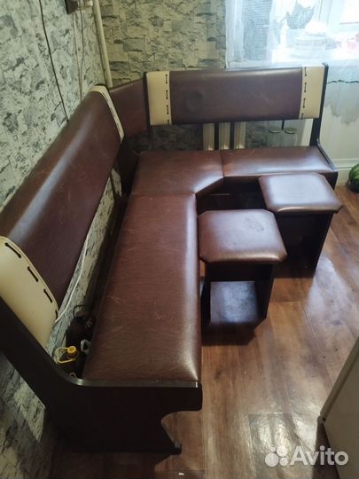 Кухонный уголок со столом и стульями, стенка